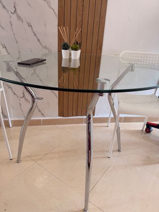 Tavolo da pranzo rotondo in vetro e metallo