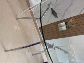 Tavolo da pranzo rotondo in vetro e metallo