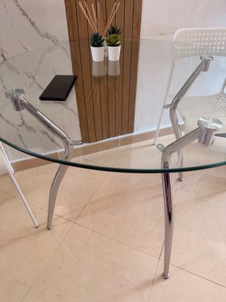 Tavolo da pranzo rotondo in vetro e metallo