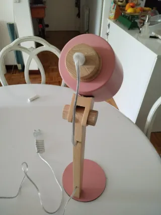 Lámpara de mesa madera y metal rosa.Estilo nordico