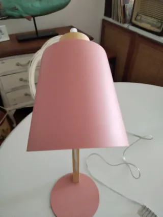 Lámpara de mesa madera y metal rosa.Estilo nordico