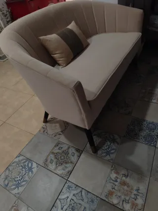 Due divani in velluto beige a 2 posti