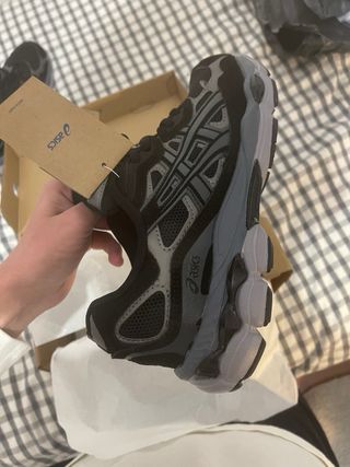 Zapatillas Asics Gel Negras y Plateadas