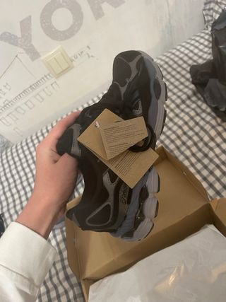 Zapatillas Asics Gel Negras y Plateadas