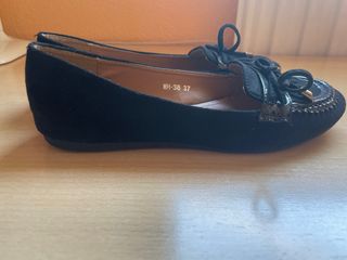 Mocasines Claudia ante mujer negros