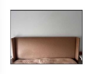 Cabeceira de cama bege em tecido