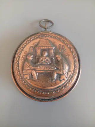 Plato decorativo de cobre antiguo