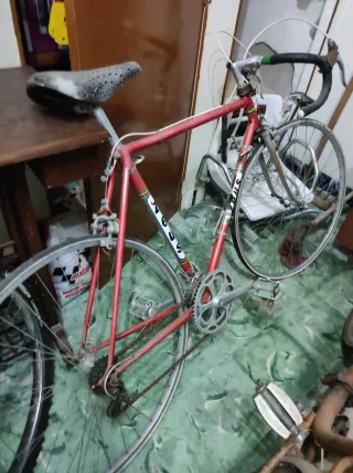 Bicicleta Antigua de Carreras Roja