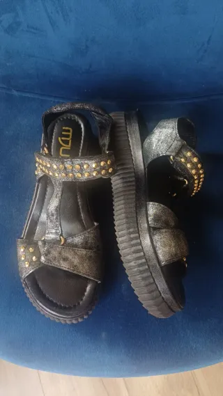 Sandalias Mjus negras y plateadas con tachuelas