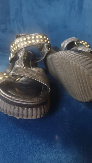 Sandalias Mjus negras y plateadas con tachuelas