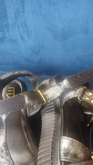 Sandalias Mjus negras y plateadas con tachuelas