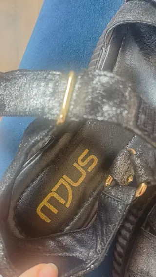 Sandalias Mjus negras y plateadas con tachuelas