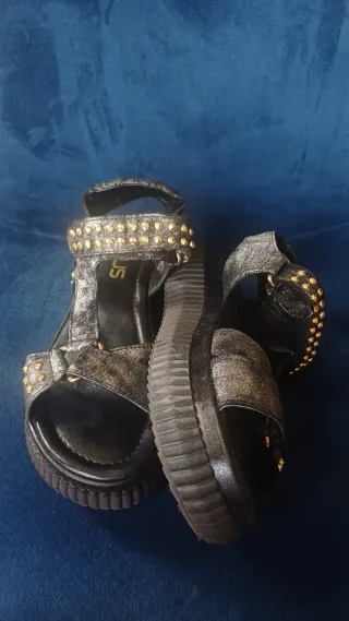 Sandalias Mjus negras y plateadas con tachuelas