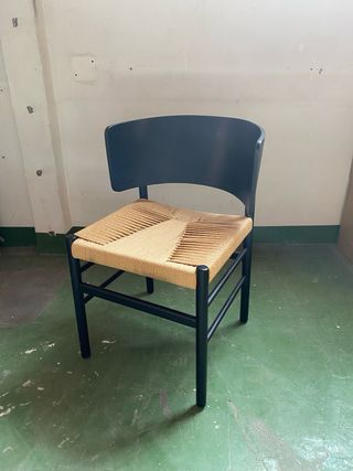 Silla de madera con asiento de yute