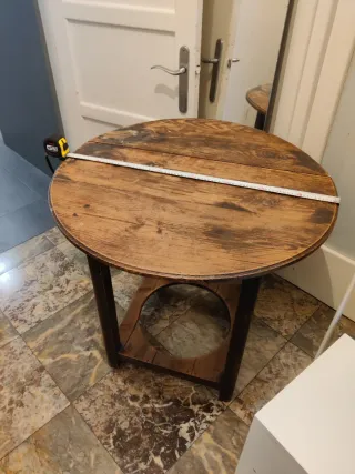 Mesa redonda de madera rústica