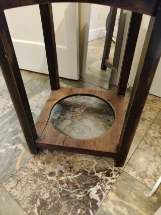 Mesa redonda de madera rústica