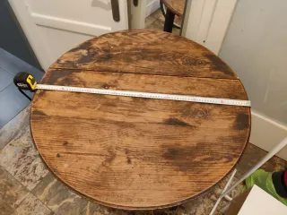 Mesa redonda de madera rústica