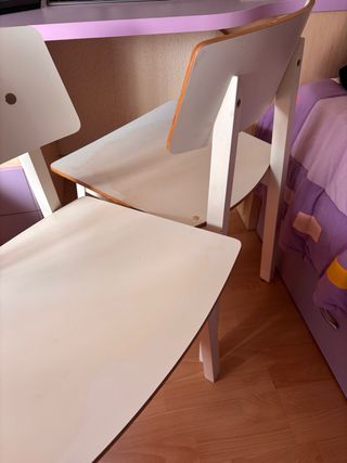 Dos Sillas Blancas Diseño Moderno