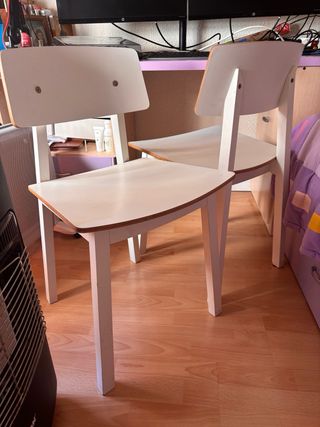 Dos Sillas Blancas Diseño Moderno