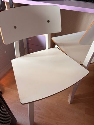 Dos Sillas Blancas Diseño Moderno