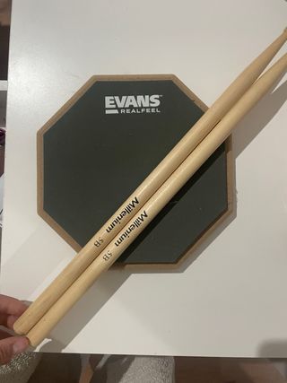 Pad Evans RealFeel + Baquetas Millenium 5B