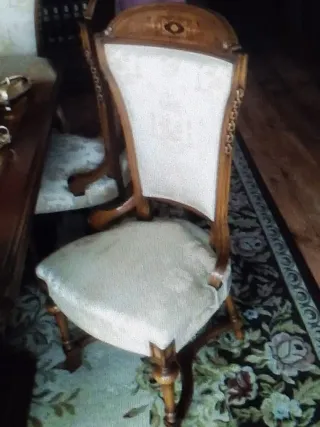 Conjunto de 4 sillas y 1 butaca