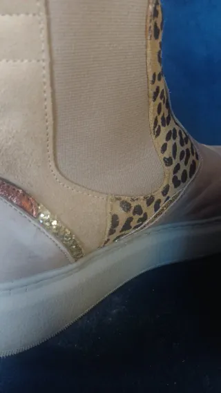 Botines de piel beige y leopardo