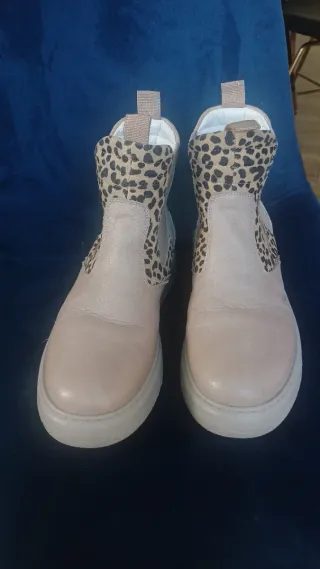 Botines de piel beige y leopardo