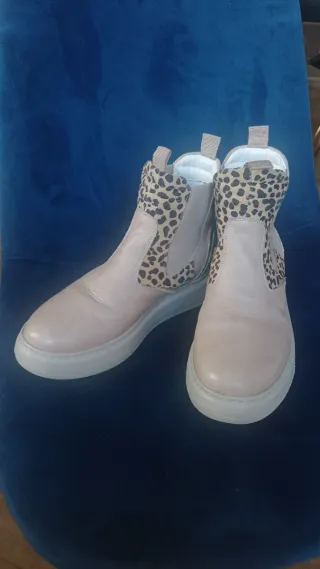 Botines de piel beige y leopardo