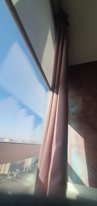 Cortinas moradas y barra metálica