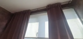 Cortinas moradas y barra metálica