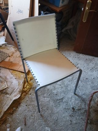 Sillas blancas metálicas (17 unidades)