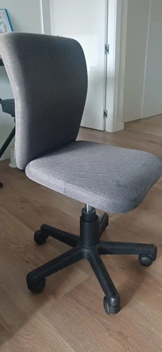 Silla de escritorio indantil y juvenil gris.