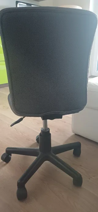 Silla de escritorio indantil y juvenil gris.