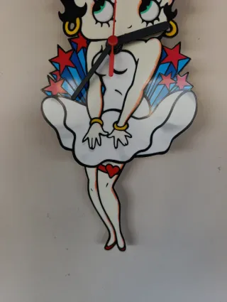 Orologio di Betty boop. È alto circa cm. 31 cm.