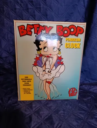 Orologio di Betty boop. È alto circa cm. 31 cm.