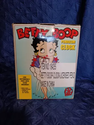Orologio di Betty boop. È alto circa cm. 31 cm.