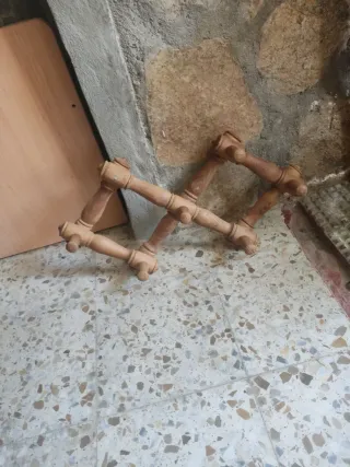 Percha de madera antigua
