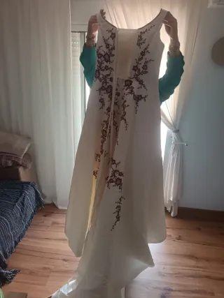 Traje de novia blanco con bordado