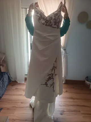 Traje de novia blanco con bordado