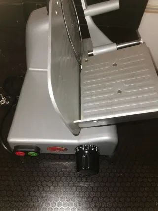 Cortador de fiambre plateado