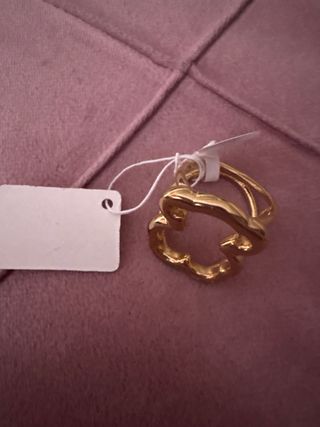 Anillo dorado con diseño de nube de acero