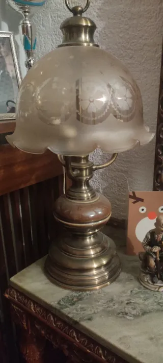 Lámpara de mesa dorada con pantalla de cristal