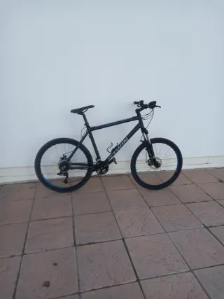 Bicicleta nueva de montaña B'Twin negra y azul