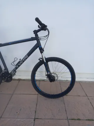 Bicicleta nueva de montaña B'Twin negra y azul