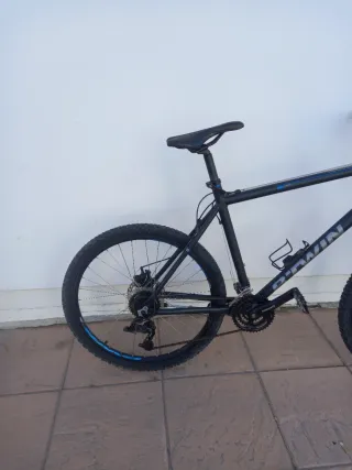 Bicicleta nueva de montaña B'Twin negra y azul