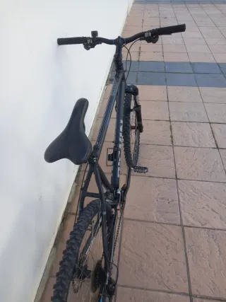 Bicicleta nueva de montaña B'Twin negra y azul