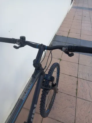 Bicicleta nueva de montaña B'Twin negra y azul