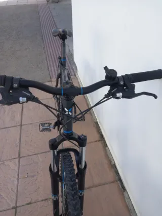 Bicicleta nueva de montaña B'Twin negra y azul