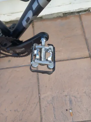 Bicicleta nueva de montaña B'Twin negra y azul